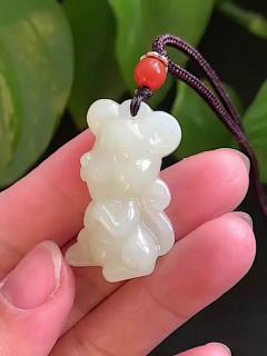 和田玉生肖吊坠戴了三个月,小朋友睡觉都不扯它了✨